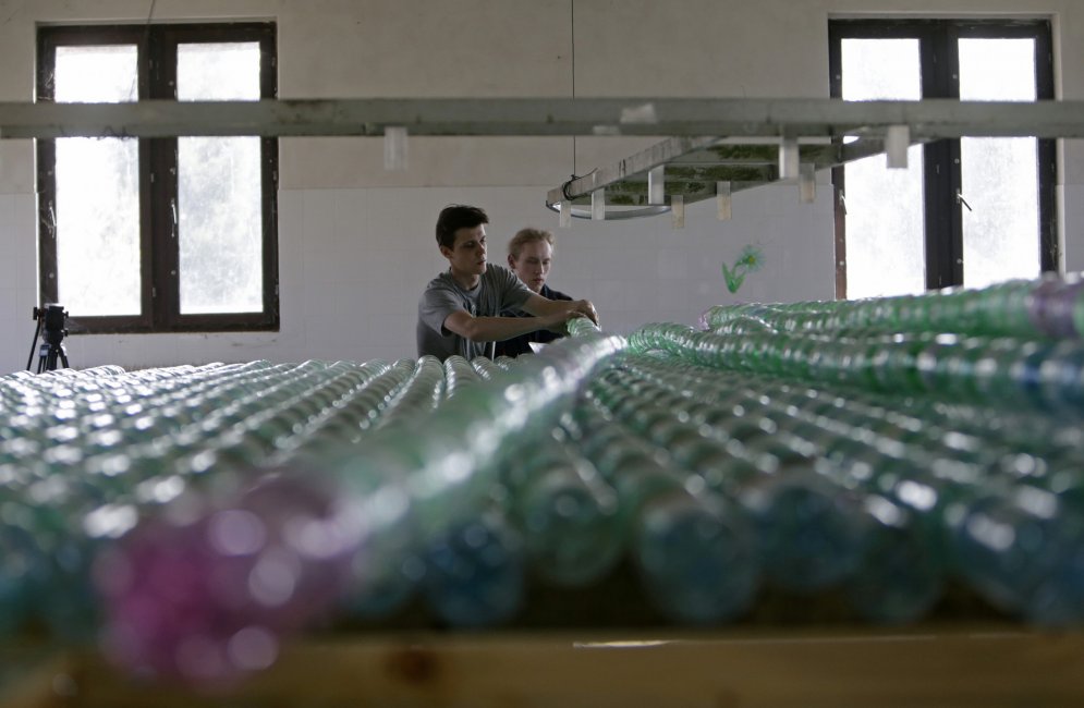 Два чеха сделали лодку из пяти тысяч пластиковых бутылок
