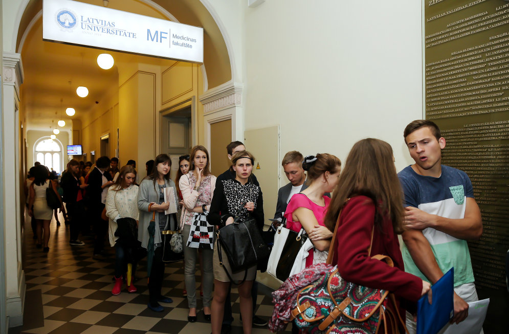 Жажда знаний: прекрасные девушки и юноши в очереди в Латвийский университет