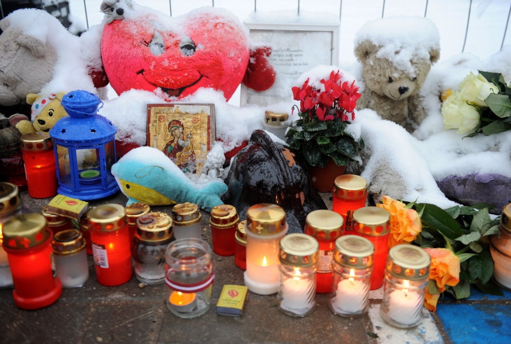 На место трагедии в Золитуде люди несут игрушки, свечи, цветы, иконы, портреты