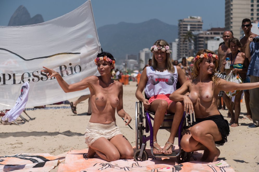 Бразильские женщины устроили голый протест за право загорать топлесс
