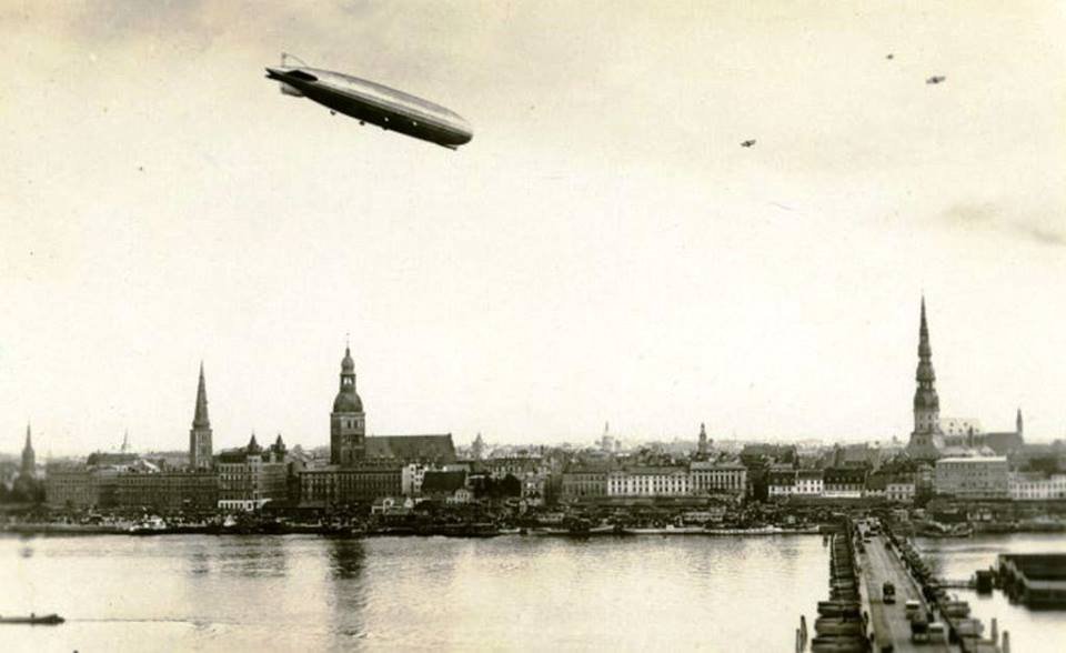 Уникальные архивные фото: самый большой дирижабль "Граф Цеппелин" над Ригой