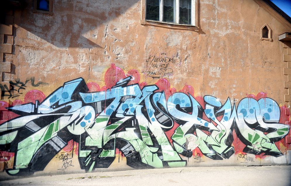 На улице Таллинас в Риге появились новые сочные рисунки граффити