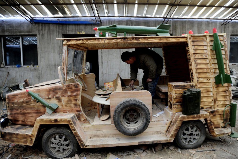 Ķīnietis izgatavo koka elektromobīli, ko aprīko ar raķetēm un radaru