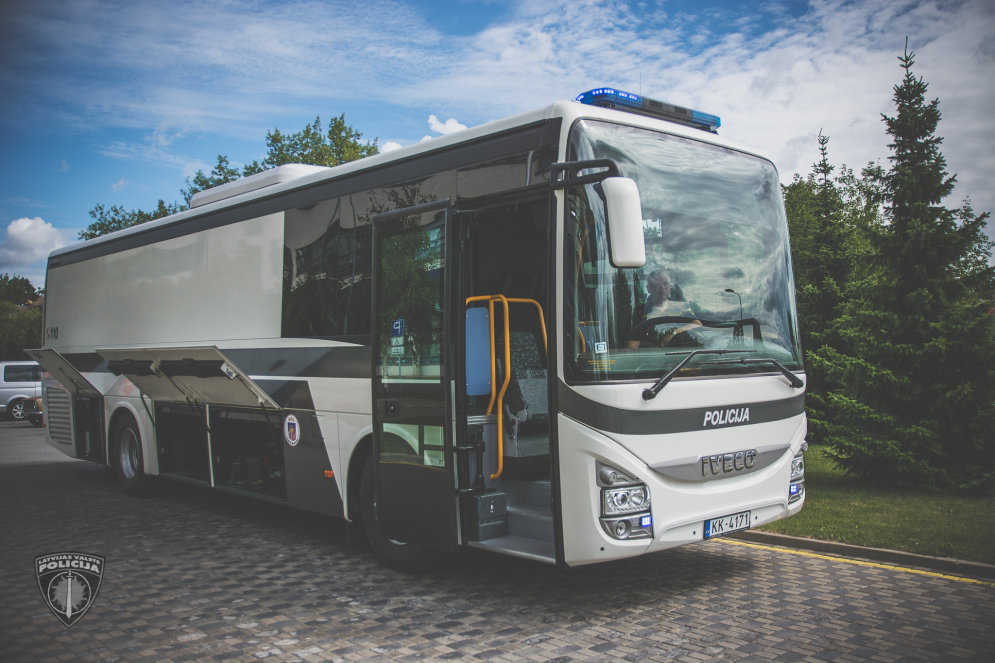 Смотри, в каком модном автобусе за €290 тыс. будут возить зэков по Латвии!