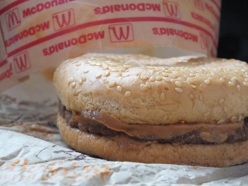 Эксперимент: как выглядит чизбургер из McDonald`s, купленный 20 лет назад