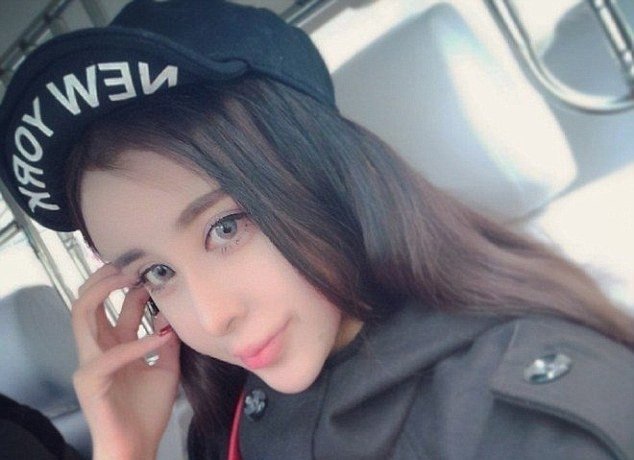 Ķīniešu meitene sakropļo seju un kļūst par sociālo tīklu zvaigzni
