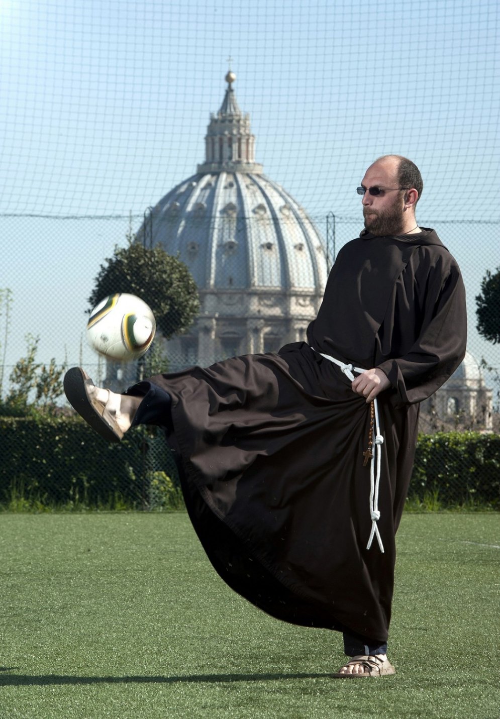 Кто сказал, что священники не играют в футбол?