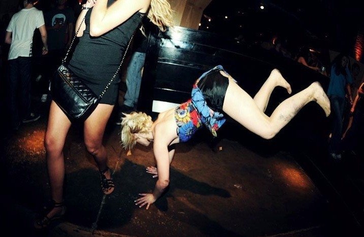 10 piemēri, kā nekad nevajadzētu uzvesties naktsklubā