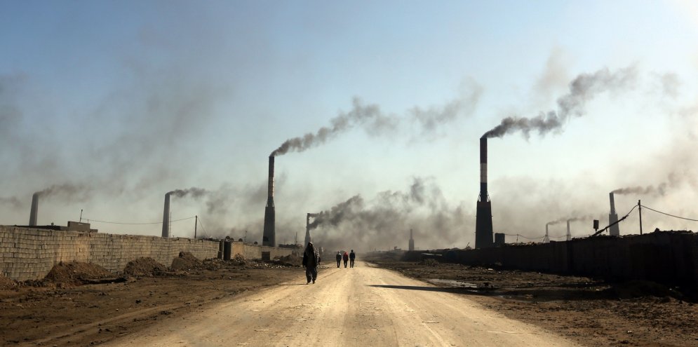 Irākas bērnu skarbā ikdiena - fizisks darbs ķieģeļu fabrikā