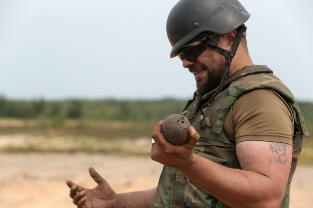 На полигоне в Адажи взорвали уникальную коллекцию бомб, мин и гранат