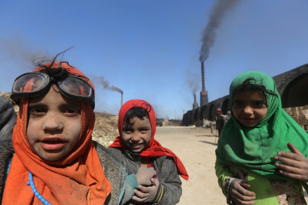 Irākas bērnu skarbā ikdiena - fizisks darbs ķieģeļu fabrikā