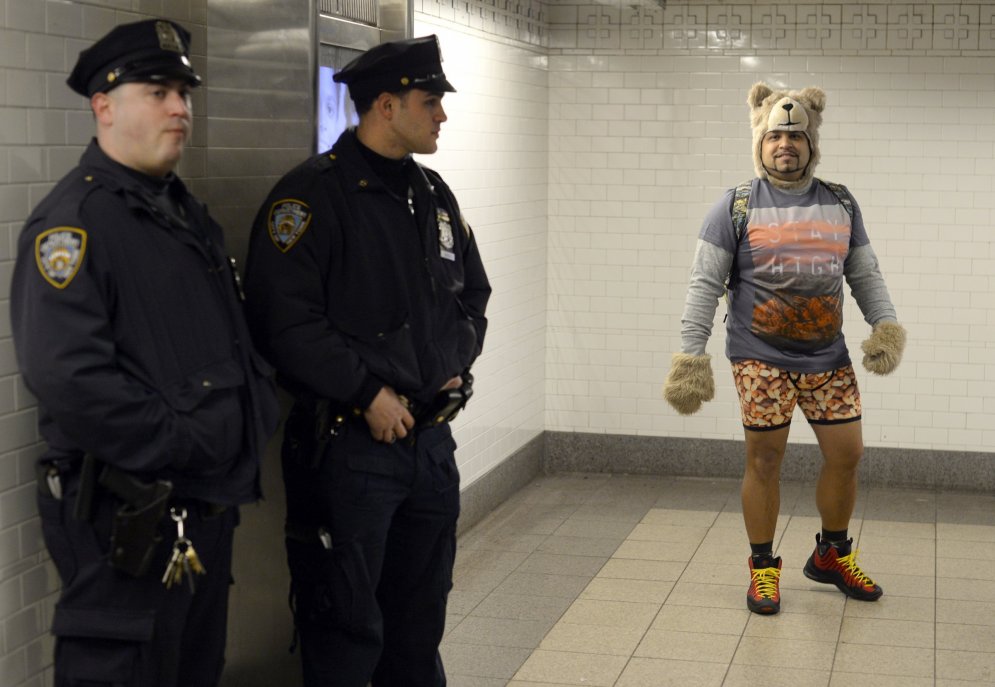 Нет штанов, нет проблем: как во всем мире в метро без штанов ездили