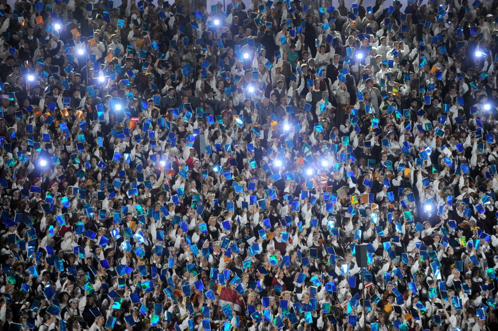 Это грандиозно: в Межапарке одновременно спели 15 тысяч человек!