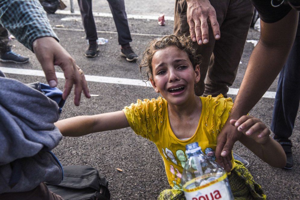 Слезы против водометов. 30 главных фото про попытку прорыва венгерской границы