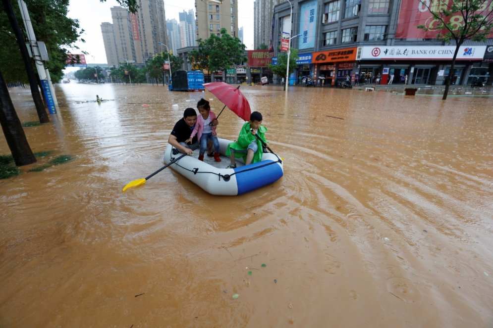Kā milzu plūdus mēģina pārdzīvot ķīnieši
