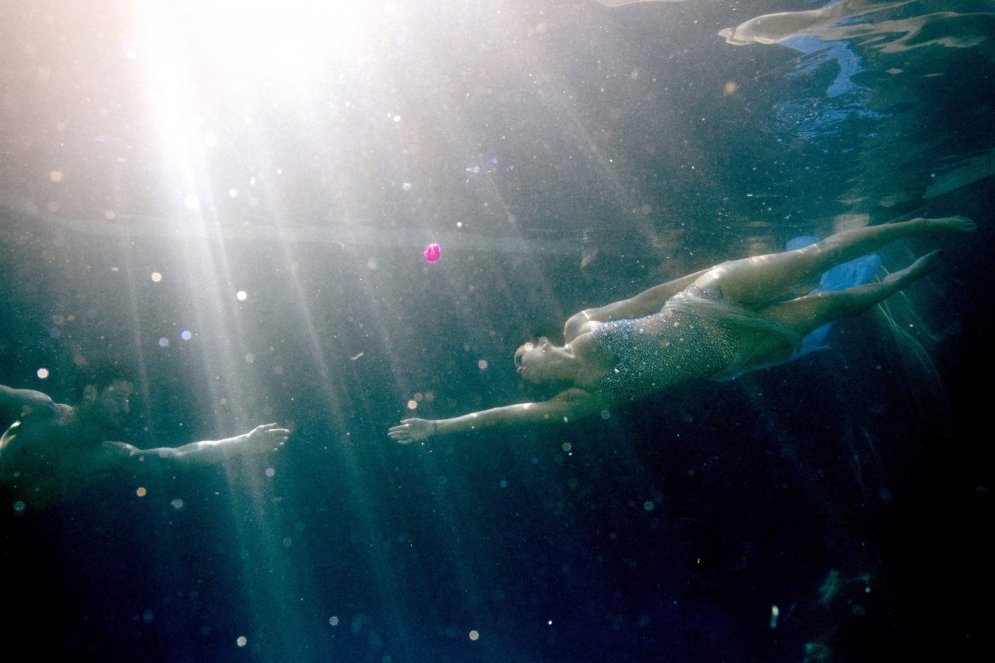 Dīvains skats – Brūsa Vilisa meita Rumera dejo zem ūdens