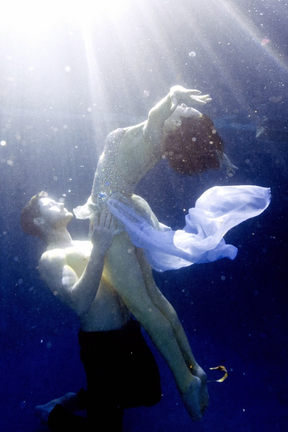 Dīvains skats – Brūsa Vilisa meita Rumera dejo zem ūdens
