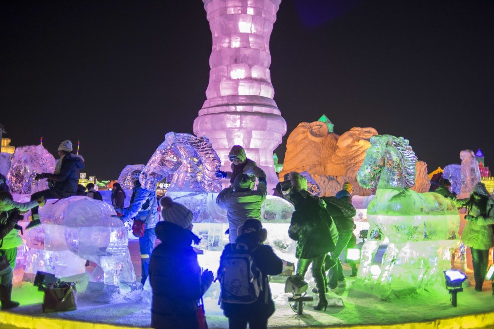 Ķīnā aizvada pasaulē krāšņāko ledus un sniega skulptūru festivālu