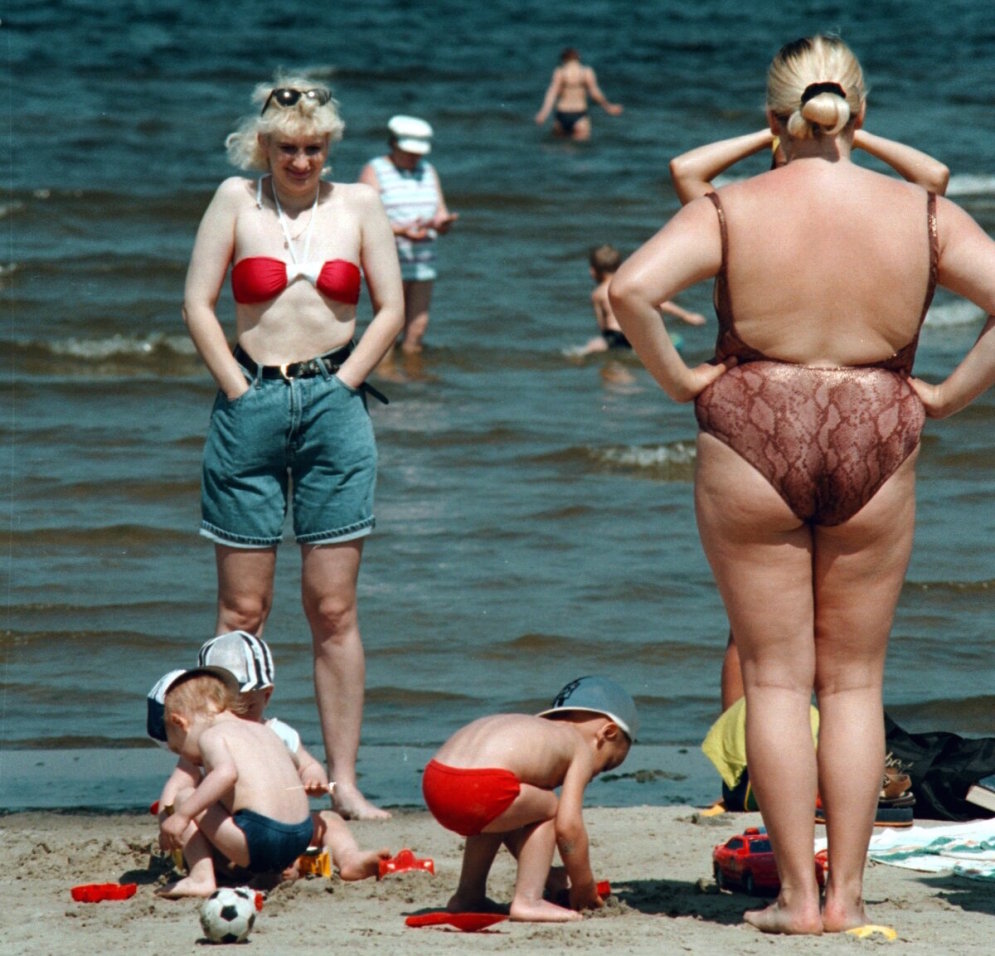 Kā latvieši priecājās pludmalēs 90. gados - stilīgi peldkostīmi un mīlas prieki