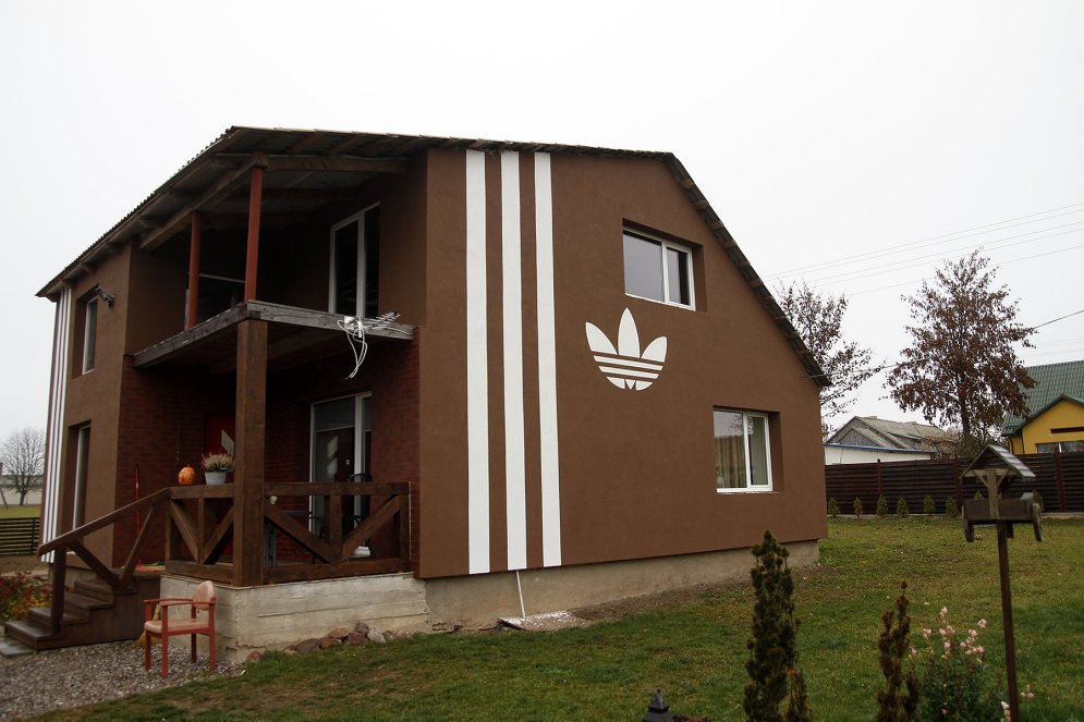 Самый четкий дом Литвы: хозяева украсили стены лого Adidas и прославились