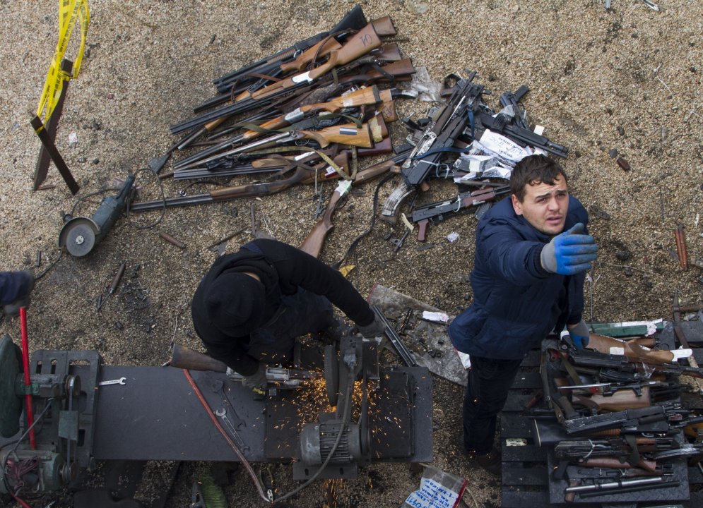 Kā Kosovā griež un kausē konfiscētos ieročus