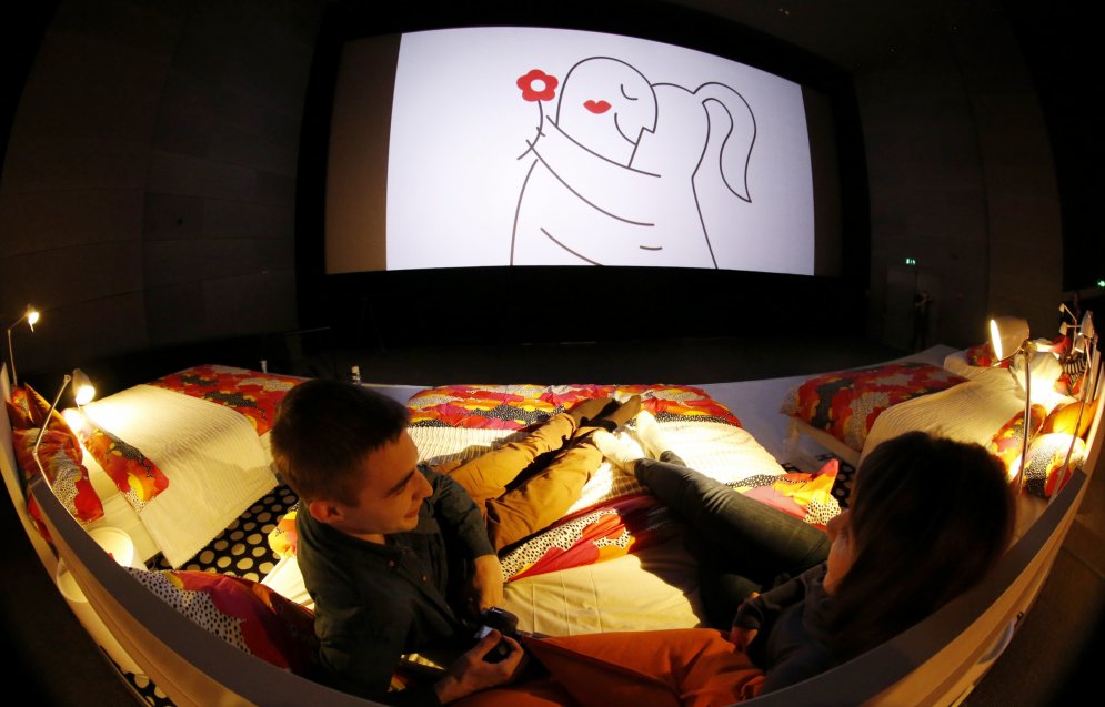 IKEA заменила кресла в московском кинотеатре на двуспальные кровати