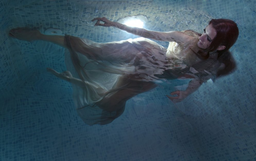 Latviešu balerīna pozē jutekliskā fotosesijā baseinā