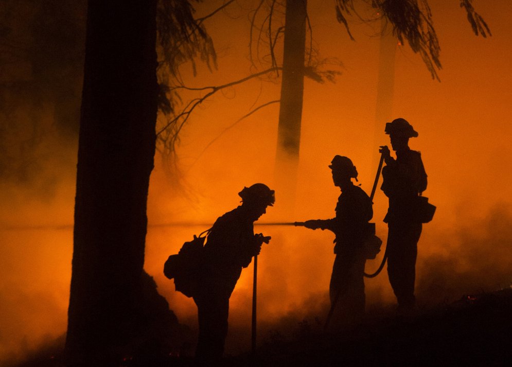 Fotogrāfs, kurš Kalifornijas ugunsgrēkā strādā kopā ar glābējiem
