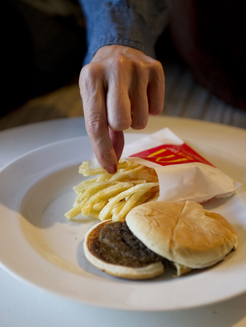 Fotogrāfe iemūžina, kā 'fast food' pretojas dabas likumiem