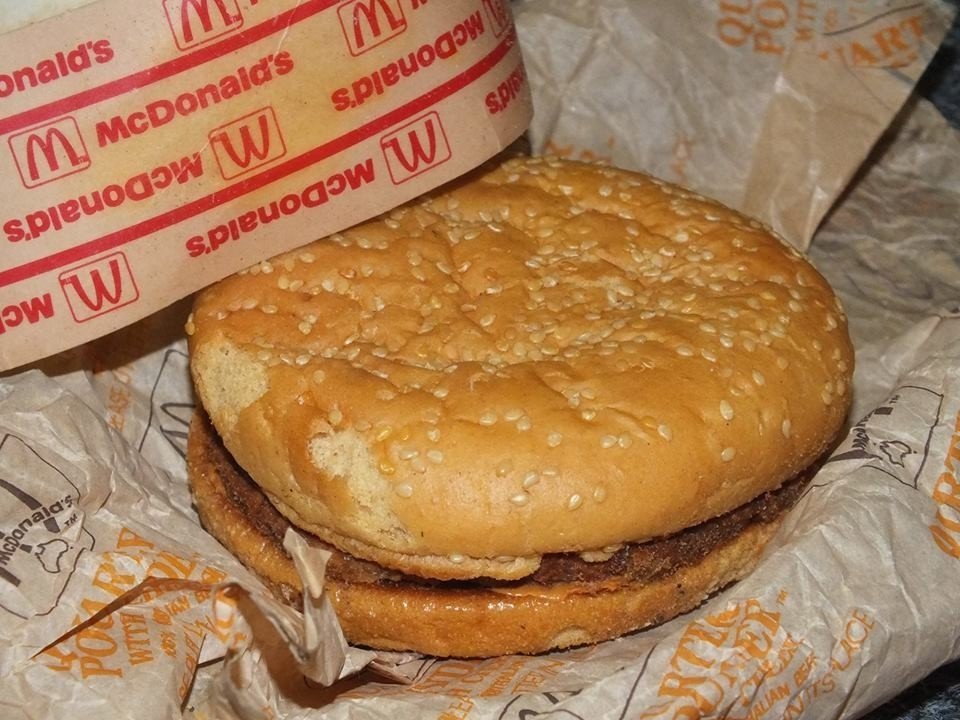 Эксперимент: как выглядит чизбургер из McDonald`s, купленный 20 лет назад