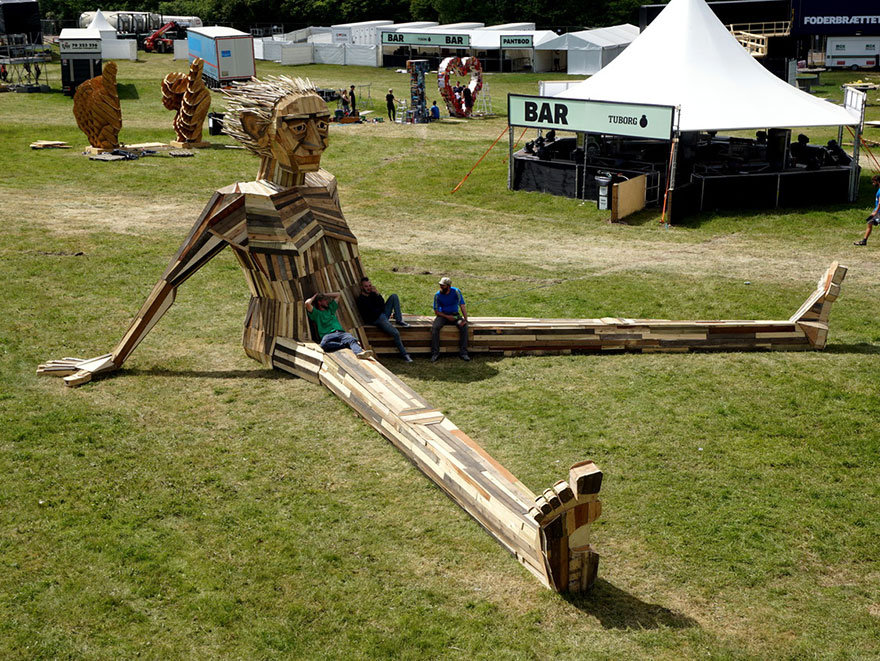 Кому дрова, кому искусство: художник создает скульптуры из древесных обломков