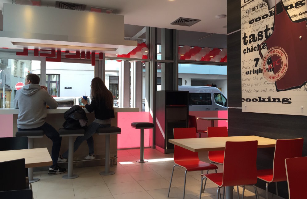 Без очередей, толкучки и лишнего шума: как попасть в рижский KFC уже сегодня