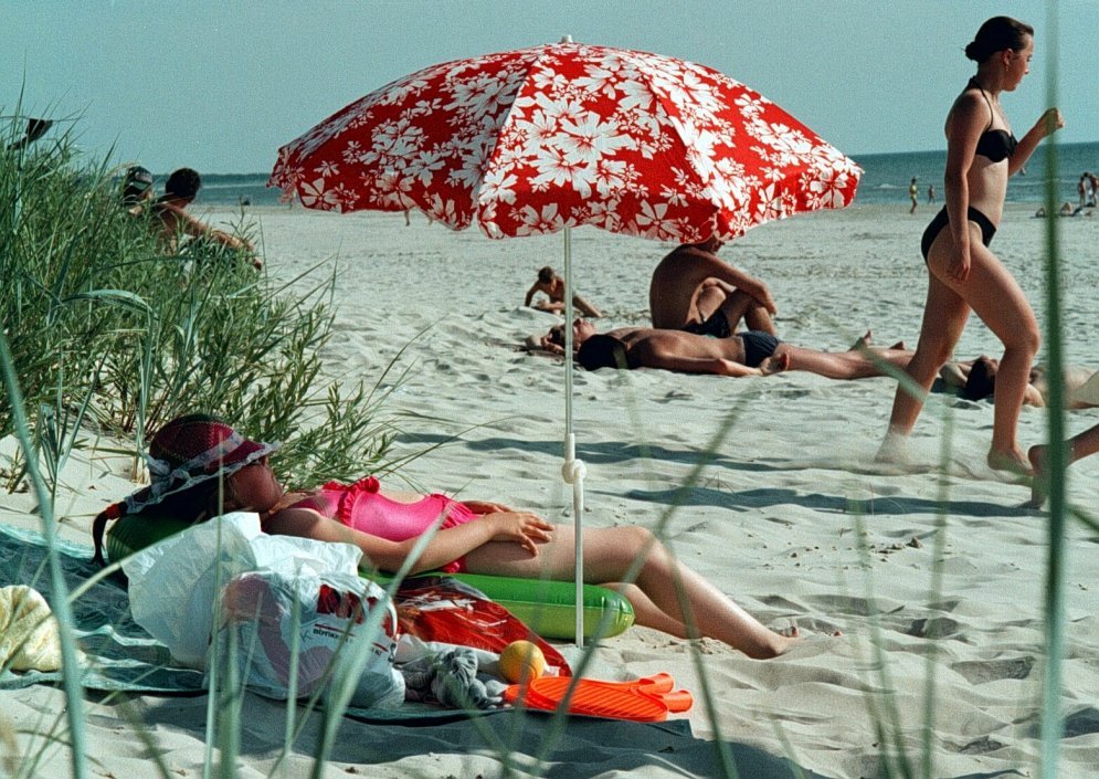 Братки, модные купальники, любовные утехи: как выглядели латвийские пляжи в 90-х