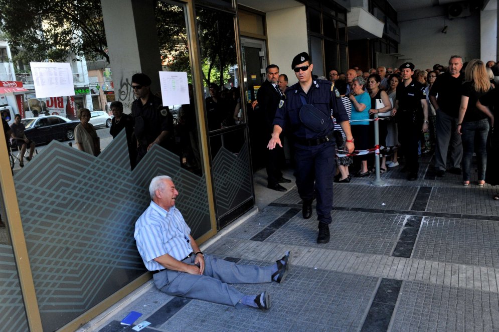 Фото с плачущим греческим пенсионером стало интернет-сенсацией и символом Grexit