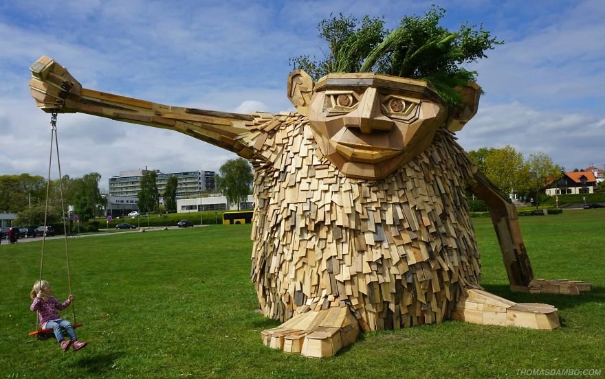 Кому дрова, кому искусство: художник создает скульптуры из древесных обломков