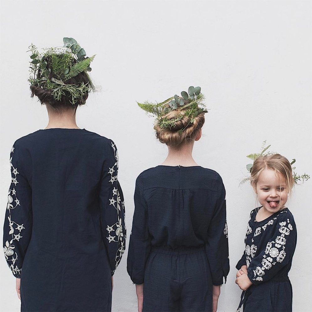 ФОТО. Мама, дочка и еще раз дочка — в милой фотосерии в одинаковой одежке