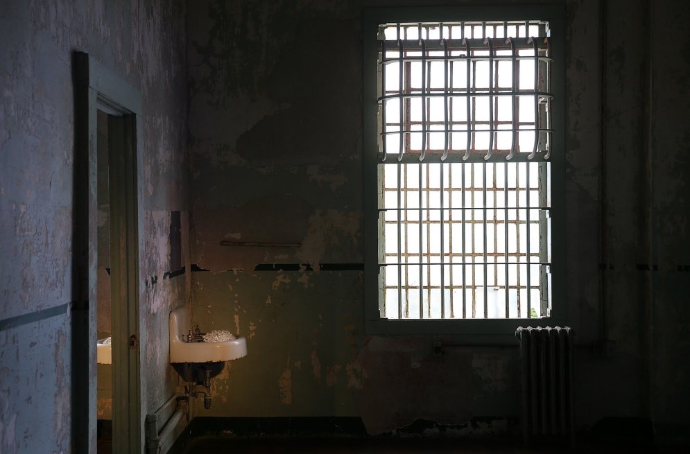 Mākslas izstāde draudīgajā Alkatrazas cietumā