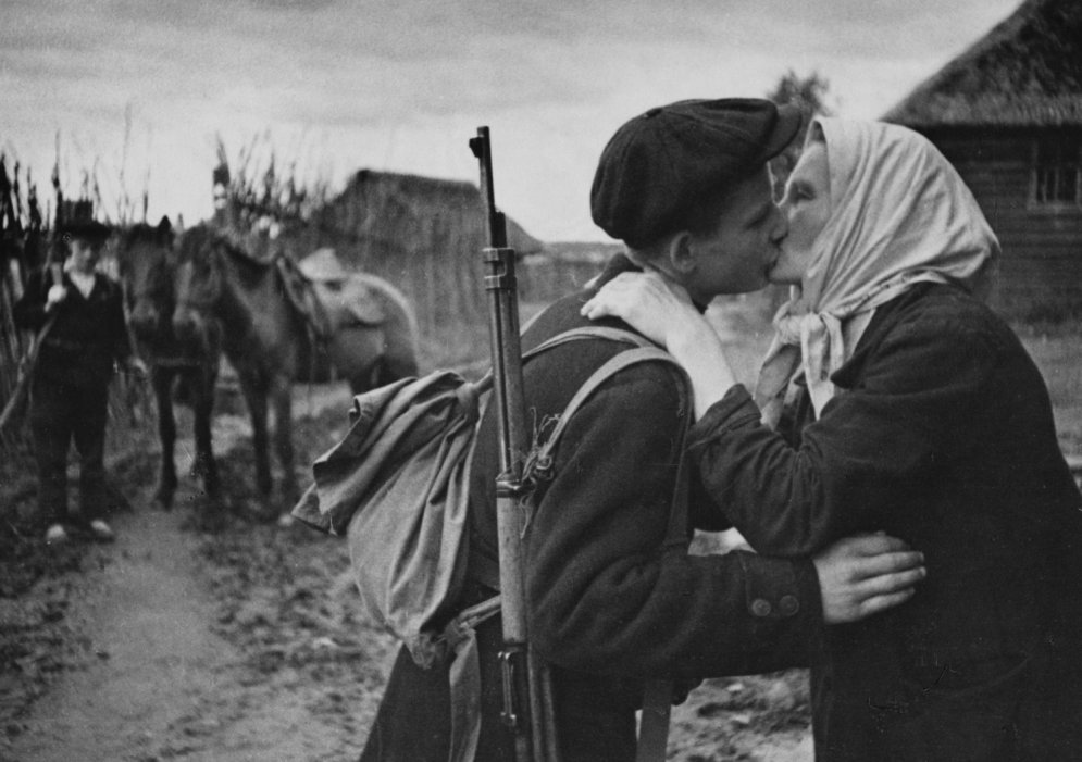 No Brežņeva līdz Britnijai Spīrsai: 25 neaizmirstami skūpsti