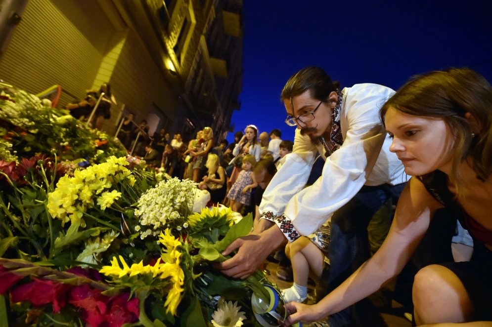К посольству Нидерландов в Киеве принесли тонны цветов, свечи, детские игрушки