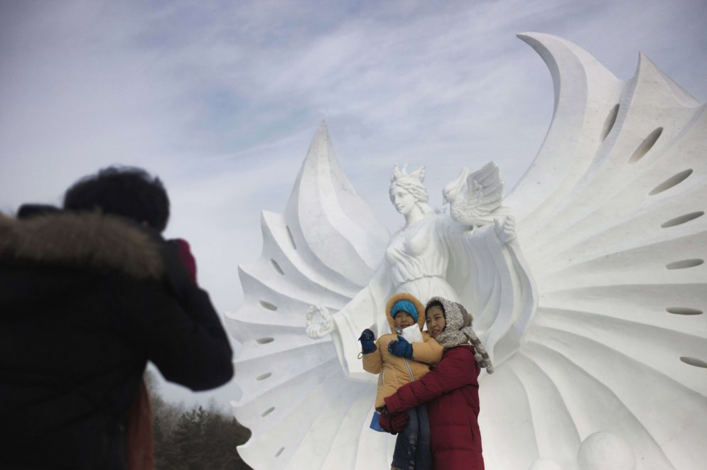 Ķīnā aizvada pasaulē krāšņāko ledus un sniega skulptūru festivālu