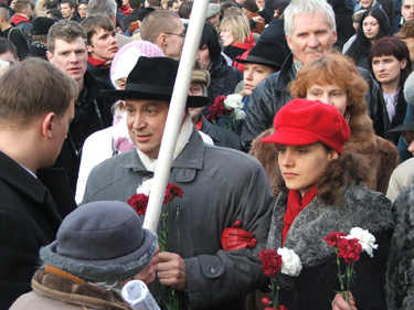 16 марта. Лидер латвийского национального фронта Айвар Гарда с девушками (позже задержан полицией)