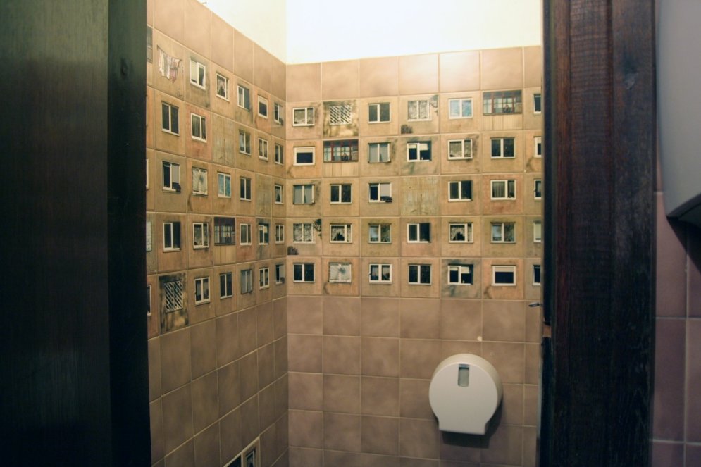 Foto: Padomju laika mantojums uz flīzēm Kauņas bāra tualetē