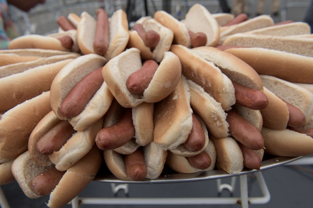 Kā izskatās, kad amerikāņi lielā tempā sāk rīt hotdogus