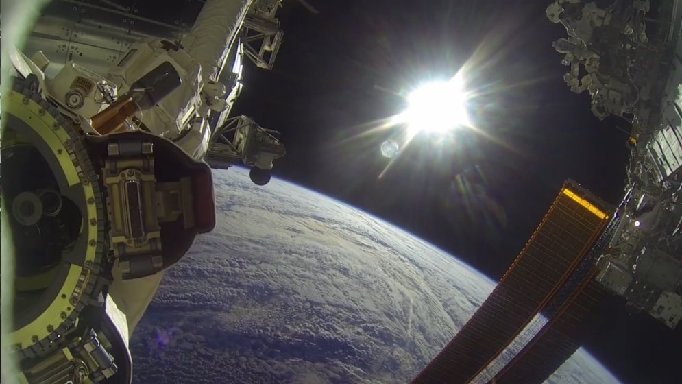ВИДЕО: Астронавты взяли камеру GoPro на прогулку в открытый космос