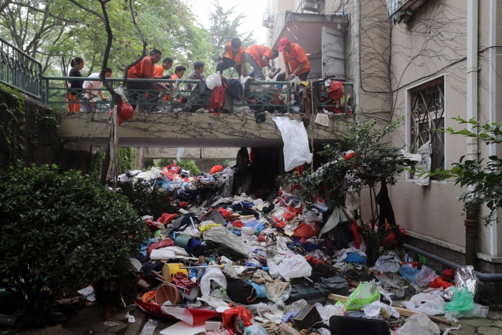 Kā izskatās, kad cilvēks dzīvoklī sakrāj 20 tonnas atkritumu