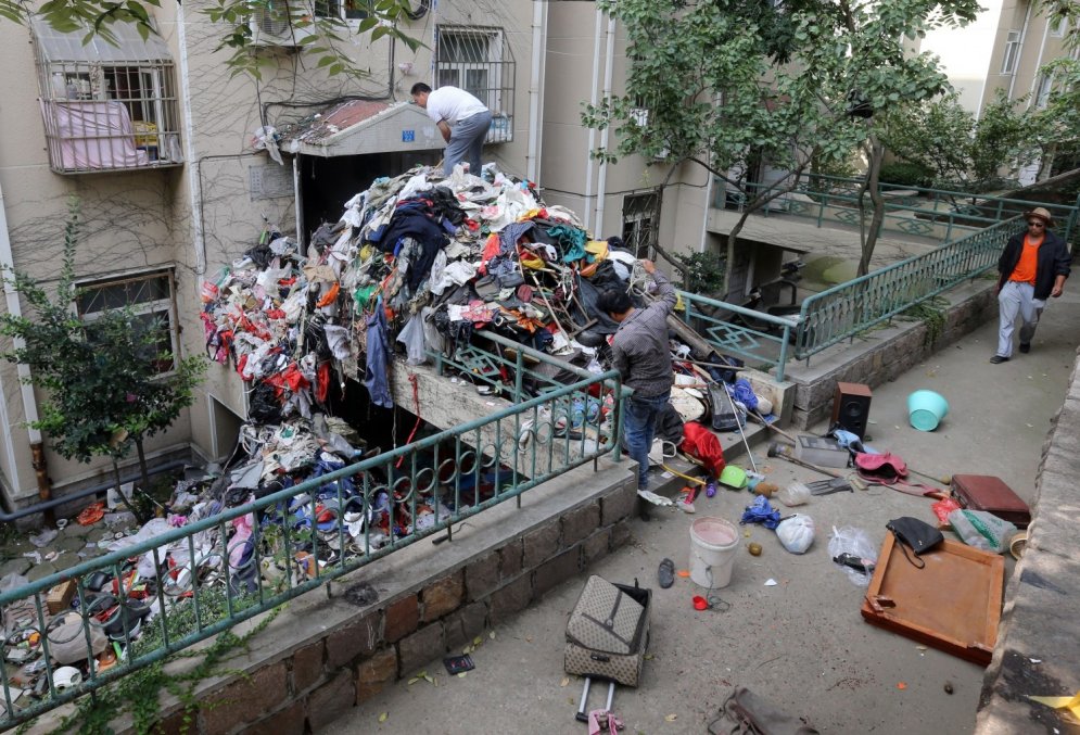 Kā izskatās, kad cilvēks dzīvoklī sakrāj 20 tonnas atkritumu