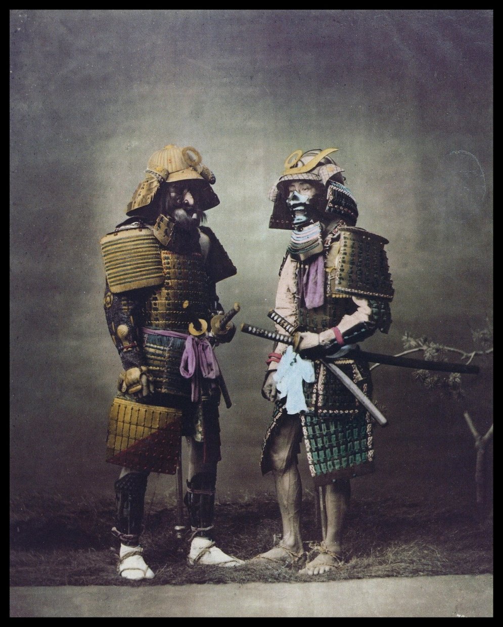 Ar roku krāsotas 19. gadsimta fotogrāfijas, kurās attainota samuraju dzīve