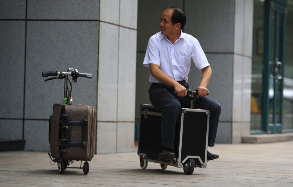 Китаец превратил чемодан в электроскутер