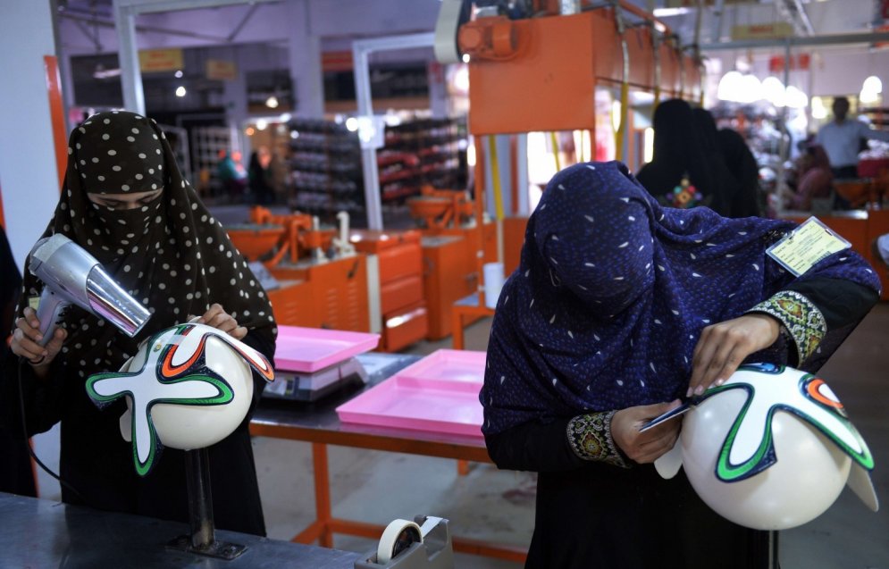 Вот фабрика, на которой делают футбольные мячи для ЧМ 2014!