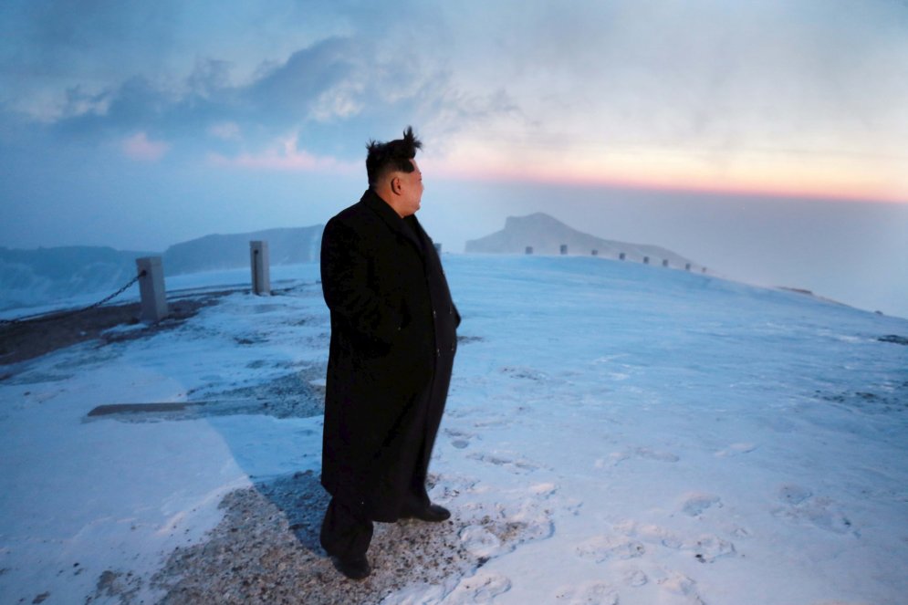 Ким Чен Ын покорил самую высокую гору КНДР в пальто и кожаных туфлях